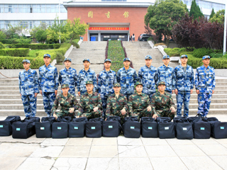冰球官网31名大学生光荣入伍