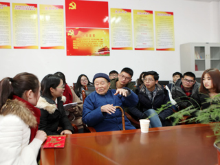抗战老兵吴其昌为MG冰球突破官网网站贫困学生捐款并进行爱国主义教育