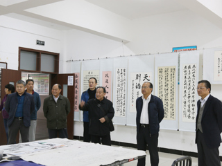 【喜迎十九大】冰球官网举行“歌颂大中华 喜迎十九大”老年书画展