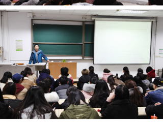 中央音乐学院陈荃有教授应邀来冰球官网讲学