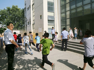 冰球官网附小开展防震抗灾应急疏散安全演练