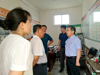校长陈士夫一行看望冰球官网驻村扶贫工作队