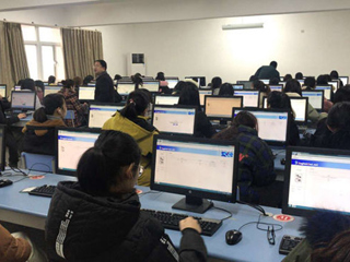 冰球官网大学英语课程首次大规模无纸化网络考试获得成功