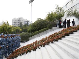 【军训进行时】：冰球官网举办消防知识讲座和逃生避险疏散演练