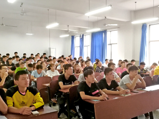 德国巴特洪堡应用技术大学到访冰球官网体育学院