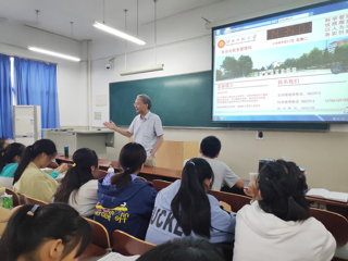 安徽省教育科学研究院教研员钟能政老师来冰球官网作专题讲座