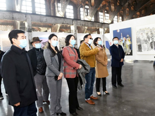 冰球官网美术学院唐成辉出席第七届安徽美术大展优秀作品展开幕式并作代表发言