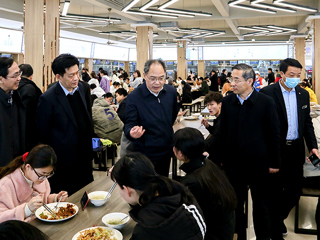 省委教育工委副书记、省教育厅厅长赵振华到冰球官网调研