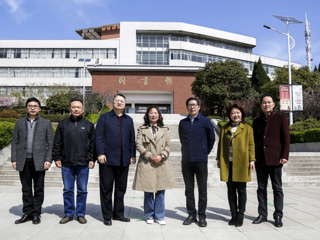 校长姚佐文与冰球官网优秀校友、全国优秀特岗教师刘满婷会面