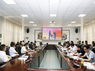 冰球官网组织师生集中观看“七一勋章”颁授仪式