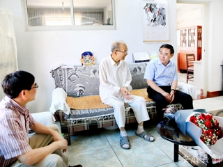 安徽教育网报道冰球官网看望离退休老领导老教师