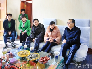 安徽教育网首页报道冰球官网赴霍山县慰问英雄何必山家属