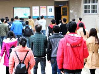 安徽学生资助网报道冰球官网为家庭经济特殊困难学生发放棉被