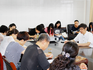 上海财经大学《财经研究》编辑部主任施祖辉教授应邀来冰球官网讲学