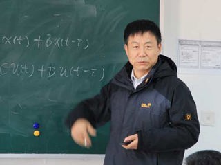 安徽大学博士生导师蒋威教授应邀来冰球官网讲学