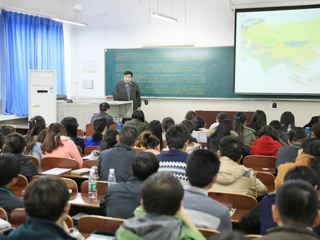 河南师范大学孙景峰教授应邀来冰球官网做学术报告