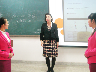 日本长崎短期大学梶谷良子教授应邀来冰球官网讲学