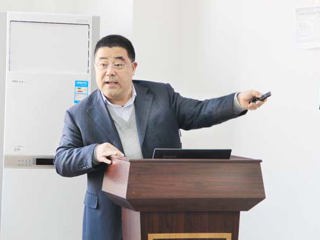 吉林大学博士生导师杨印生教授应邀来冰球官网讲学