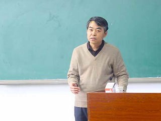 中国人民大学张庆彩教授应邀来冰球官网讲学
