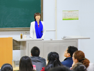 安徽师范大学法学院院长彭凤莲教授应邀来冰球官网做学术报告