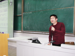南京艺术学院施咏教授应邀来冰球官网讲学