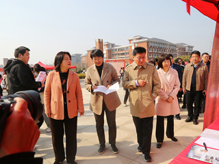 淮北市“巾帼护航 职为你来”专场招聘会暨女大学生科研实践基地揭牌活动在冰球官网举行