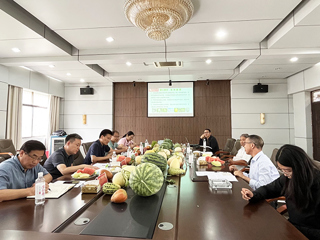 校党委书记毕明福到冰球官网西瓜甜瓜育种基地和“科技小院”实地考察调研