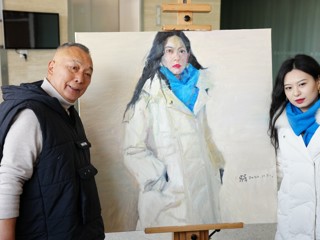 中国美院教授杨参军来冰球官网进行油画肖像示范写生